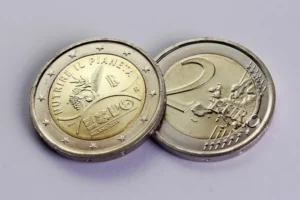 A two euro coin symbolising that there are two sides to feedback, which are than to give feedback you have to be able to receive it 